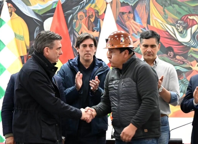 Gobierno y la Central Obrera Boliviana COB suscriben este viernes acuerdo de pacificaci贸n en la Casa Grande del Pueblo, al salir de la firma, Mario Argollo anunci贸 que se levantan las medidas de presi贸n Gobierno y la Central Obrera Boliviana COB suscriben este viernes acuerdo de pacificaci贸n en la Casa Grande del Pueblo, al salir de la firma, Mario Argollo anunci贸 que se levantan las medidas de presi贸n
